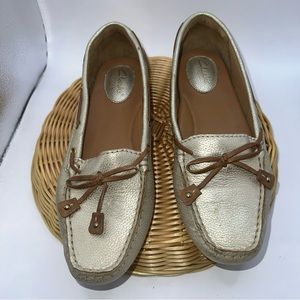 CLARKS ARTISAN Women’s Sz 7 M Gold Metallic Leather Driving Loafers #63827